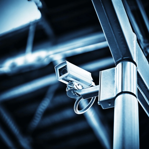 Cámara de seguridad en columna