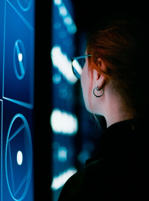 Guardia de seguridad observando monitores