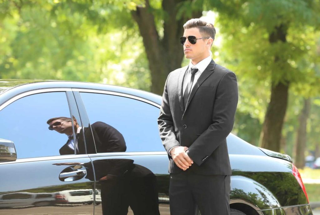 Agente protegiendo una persona