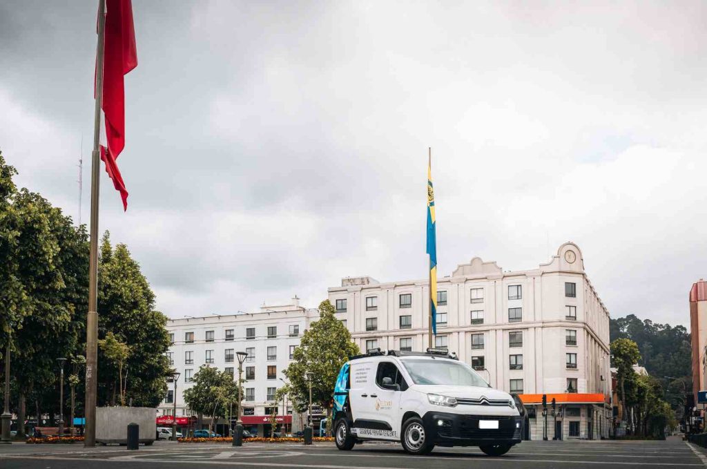 Camioneta de Elecmax en la calle trabajando para seguridad para empresas